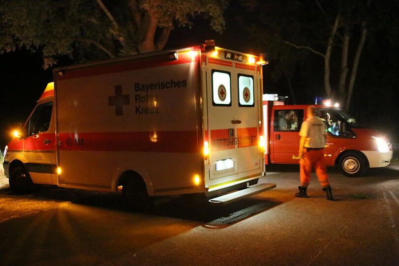 Später Rettungseinsatz in Gars: Gegen 01 Uhr rettete die Feuerwehr einen Mann aus dem Inn.