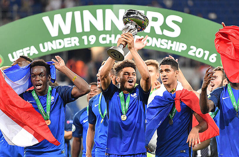 Jubelarien in der Rhein-Neckar-Arena in Sinsheim: Frankreichs U19-Spieler mit dem Siegerpokal.