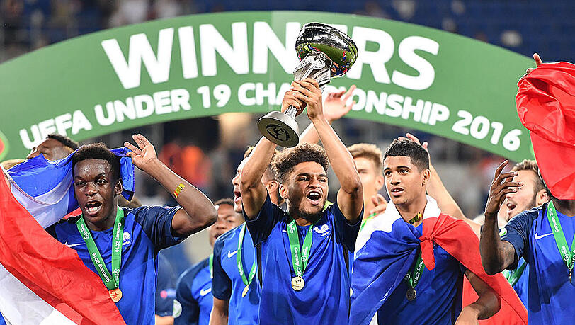 Jubelarien in der Rhein-Neckar-Arena in Sinsheim: Frankreichs U19-Spieler mit dem Siegerpokal. Jubelarien in der Rhein-Neckar-Arena in Sinsheim: Frankreichs U19-Spieler mit dem Siegerpokal.