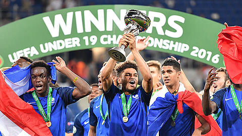 Jubelarien in der Rhein-Neckar-Arena in Sinsheim: Frankreichs U19-Spieler mit dem Siegerpokal.