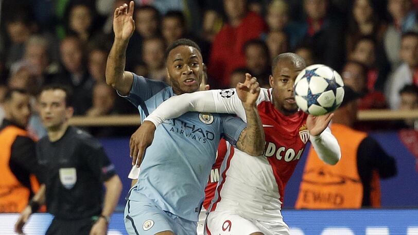 Raheem Sterlin (l.) von Manchester City in Aktion gegen Djibril Sidibe von Monaco.