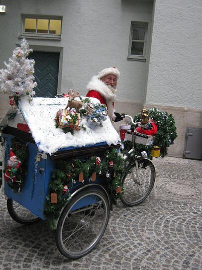 Der 59-jährige Nikolaus mit seinem Fahrrad.