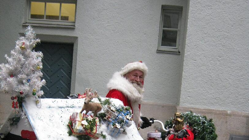 Der 59-jährige Nikolaus mit seinem Fahrrad. Der 59-jährige Nikolaus mit seinem Fahrrad.