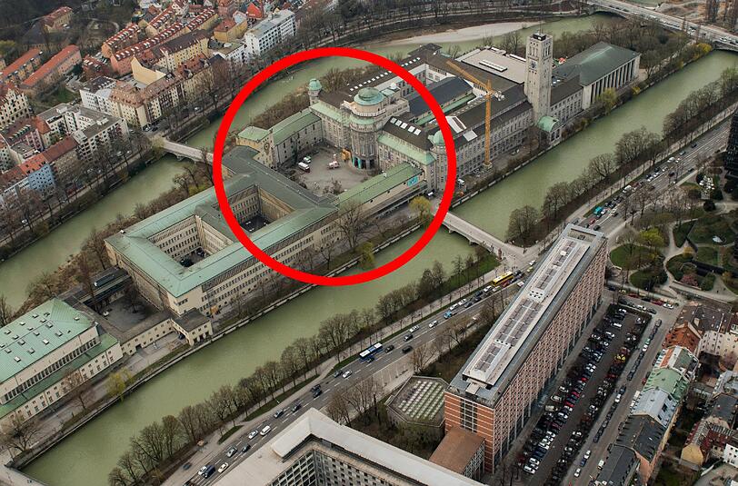 Das Deutsche Museum in München wird derzeit generalsaniert. Im Innenhof wurde heute eine Fliegerbombe aus dem zweiten Weltkrieg gefunden.