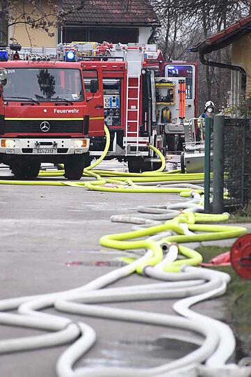 Trotz des schnellen Eingreifens der Feuerwehren brannte der Dachstuhl komplett aus.