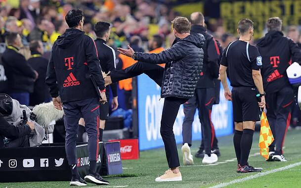 "Er trifft ihn ja volle Kanne im Gesicht", sagt Bayern-Trainer Julian Nagelsmann, der die Szene gleich nachstellt. "Er trifft ihn ja volle Kanne im Gesicht", sagt Bayern-Trainer Julian Nagelsmann, der die Szene gleich nachstellt.