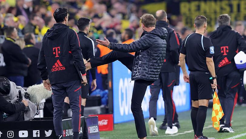 "Er trifft ihn ja volle Kanne im Gesicht", sagt Bayern-Trainer Julian Nagelsmann, der die Szene gleich nachstellt. "Er trifft ihn ja volle Kanne im Gesicht", sagt Bayern-Trainer Julian Nagelsmann, der die Szene gleich nachstellt.