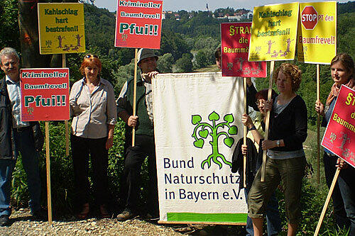 Demo gegen die Waldfrevler: Der Bund Naturschutz steht in der Schneise, die jetzt den Blick aufs Isartal freigibt.