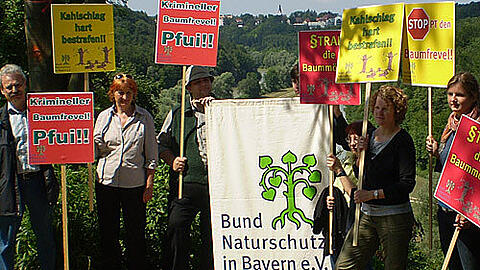 Demo gegen die Waldfrevler: Der Bund Naturschutz steht in der Schneise, die jetzt den Blick aufs Isartal freigibt.