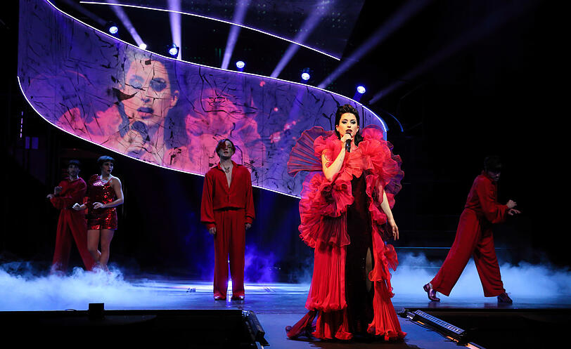 Ein Hauch von Schlagerfestival: Ann Sophie Dürmeyer als modernes Mata-Hari-Double im Gärtnerplatztheater.