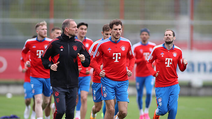 Der FC Bayern München beim Training an der Säbener Strasse:  Holger Broich mit Leon Goretzka beim Laufen.