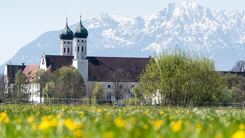 Kloster Benediktbeuern. Durch den Schienenersatzverkehr bis zum 26. Oktober dauert die Reise hierher eine Stunde länger als sonst. Kloster Benediktbeuern. Durch den Schienenersatzverkehr bis zum 26. Oktober dauert die Reise hierher eine Stunde länger als sonst.