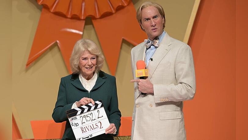 Königin Camilla mit Schauspieler Oliver Chris am Set von "Rivals". Königin Camilla mit Schauspieler Oliver Chris am Set von "Rivals".