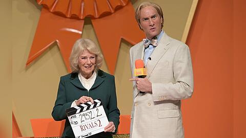 Königin Camilla mit Schauspieler Oliver Chris am Set von "Rivals".