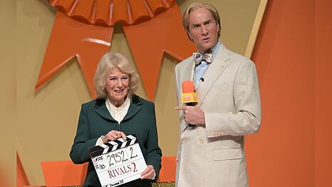 K&ouml;nigin Camilla mit Schauspieler Oliver Chris am Set von "Rivals".