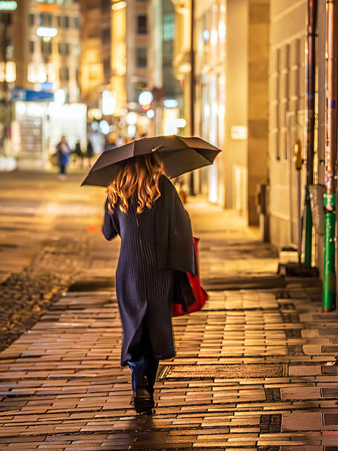 Einer Studie zufolge f&uuml;hlen sich 75 Prozent der Frauen sicher, wenn sie nachts alleine durch M&uuml;nchen laufen. Noch sicherer f&uuml;hlen sie sich dabei in ihrem eigenen Wohnviertel. (Symbolbild)