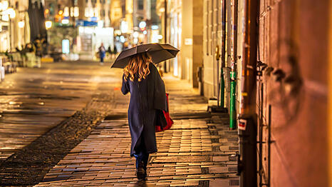 Einer Studie zufolge f&uuml;hlen sich 75 Prozent der Frauen sicher, wenn sie nachts alleine durch M&uuml;nchen laufen. Noch sicherer f&uuml;hlen sie sich dabei in ihrem eigenen Wohnviertel. (Symbolbild)