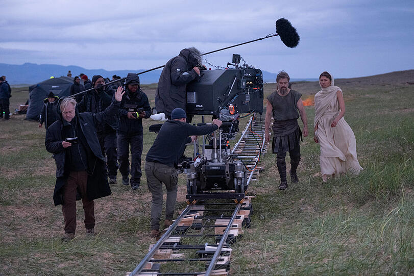 Christopher Nolan bei Dreharbeiten mit Matt Damon als Odysseus and Zendaya als Athena.