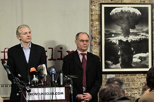 Ob wohl das Foto mit der nuklearen Wolke rein zufällig im Raum der Pressekonferenz hängt? Wikileaks-Gründer Julian Assagne mit Ex-Banker Rudolf Elmer.