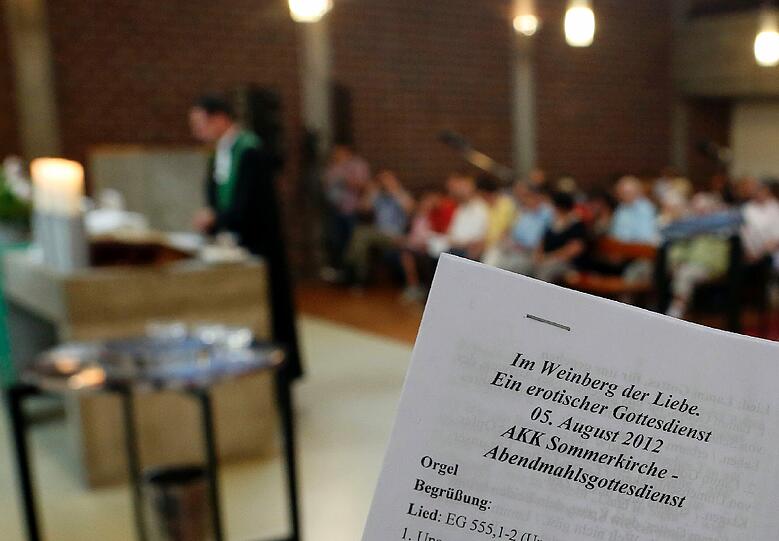 Pfarrer Ralf Schmidt spricht am Sonntag (05.08.12) in Wiesbaden im Stadtteil Mainz-Kastel in der Evangelischen Erloesergemeinde waehrend eines erotischen Gottesdienstes zu seiner Gemeinde. Der Gottesdienst fand unter dem Motto "Im Weinberg der Liebe" statt.