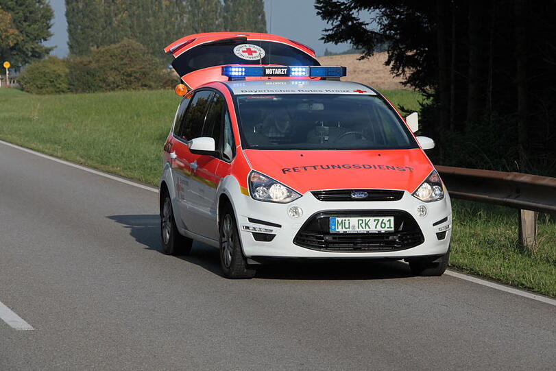 Zwischen Mühldorf und München kommt ein Münchner Fahrer von der Straße ab und fährt in eine Baumgruppe. Danach stürzt das Auto vier Meter tief. Wie schwer der Fahrer verletzt wird, ist unklar.