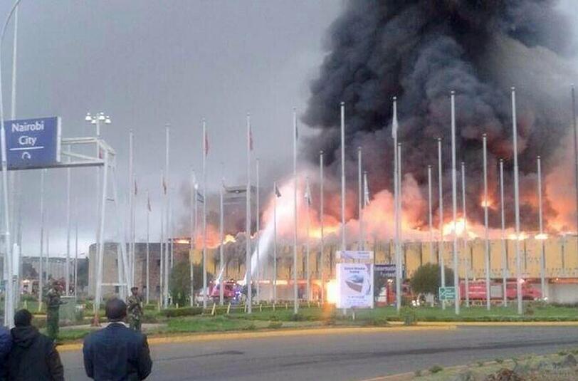 Das in Flammen stehende Terminal für internationale Ankünfte und Abflüge auf dem Flughafen der keniatischen Hauptstadt Nairobi