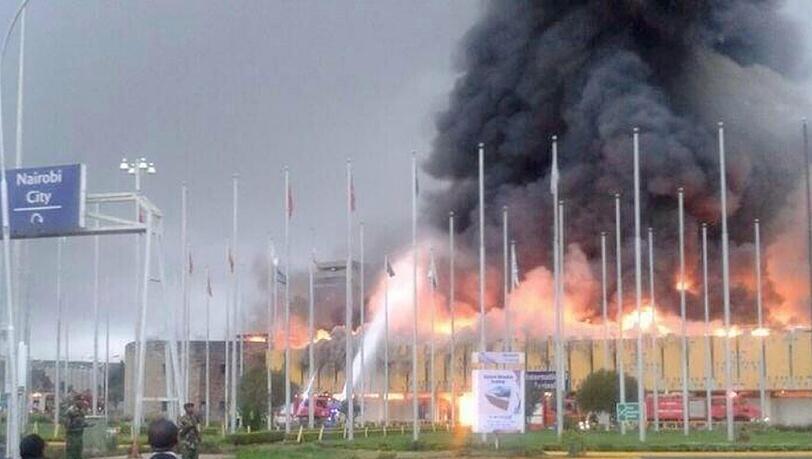Das in Flammen stehende Terminal für internationale Ankünfte und Abflüge auf dem Flughafen der keniatischen Hauptstadt Nairobi Das in Flammen stehende Terminal für internationale Ankünfte und Abflüge auf dem Flughafen der keniatischen Hauptstadt Nairobi