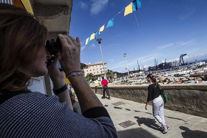 Die aufwendige Bergungsaktion der havarierten "Costa Concordia" ist angelaufen. Ganz langsam richtet sich das Kreuzfahrtschiff auf. Die Bilder von der spektakulären Bergung.