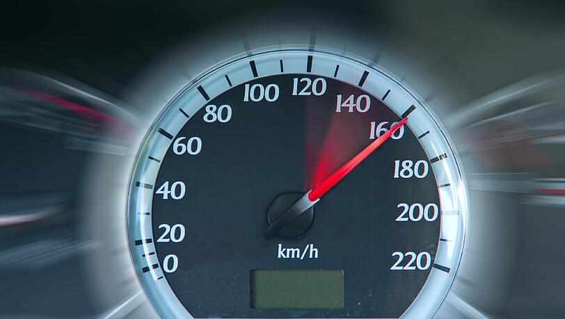 Trotz 200 km/h telefonierte ein 35-Jähriger hinterm Steuer. Trotz 200 km/h telefonierte ein 35-Jähriger hinterm Steuer.