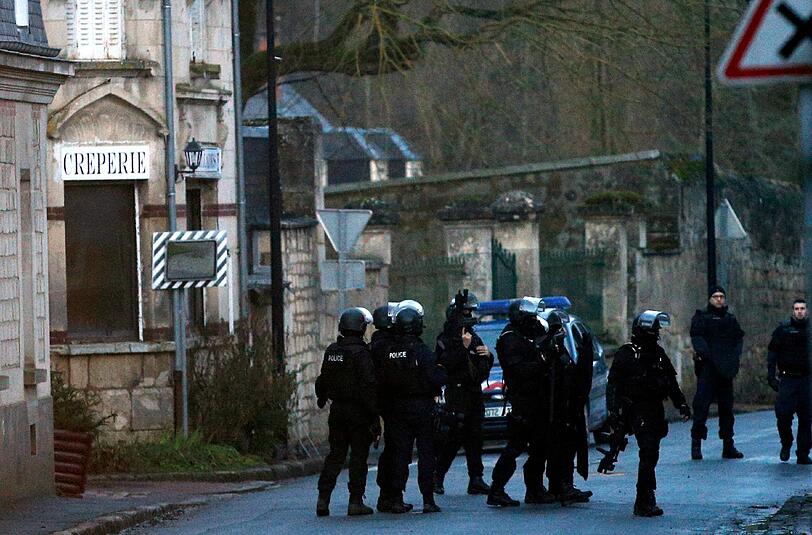 Die französische Polizei hat nach dem Terror-Anschlag auf die Satirezeitschrift "Charlie Hebdo" mittlerweile neun Verdächtige festgenommen