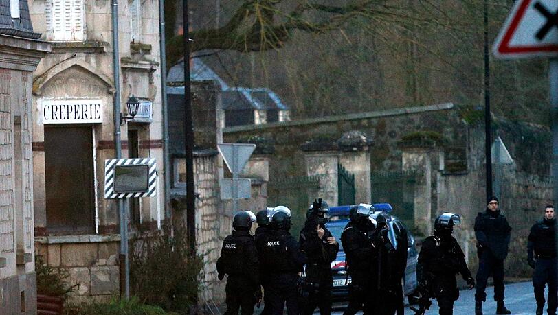 Die französische Polizei hat nach dem Terror-Anschlag auf die Satirezeitschrift "Charlie Hebdo" mittlerweile neun Verdächtige festgenommen Die französische Polizei hat nach dem Terror-Anschlag auf die Satirezeitschrift "Charlie Hebdo" mittlerweile neun Verdächtige festgenommen
