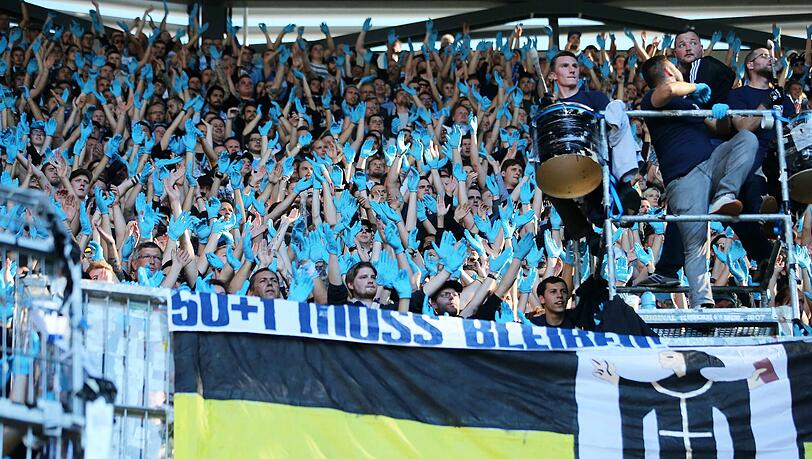 Unterstützen ihr Team: die Fans des TSV 1860. Unterstützen ihr Team: die Fans des TSV 1860.