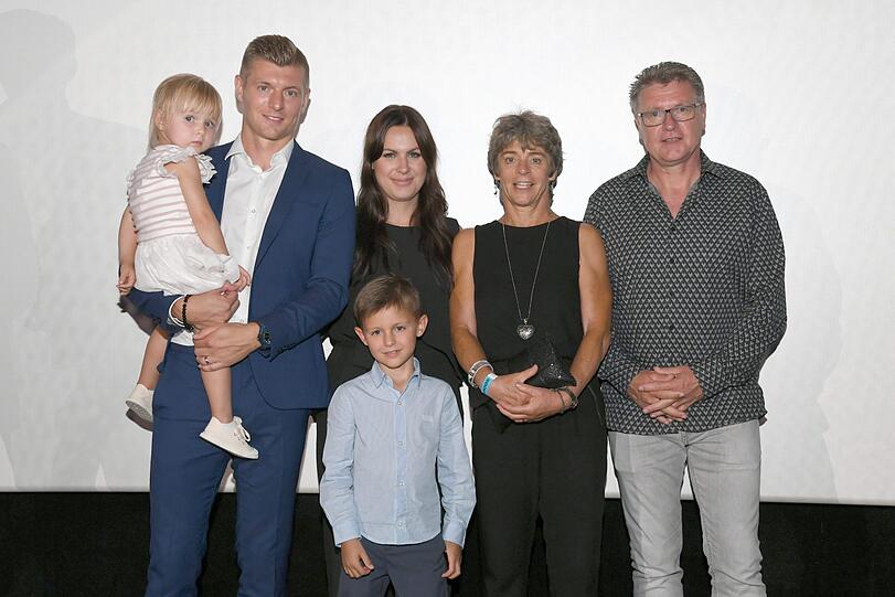 Toni Kroos mit Frau Jessica und den Kindern Leon und Amelie sowie seinen Eltern Roland und Birgit.