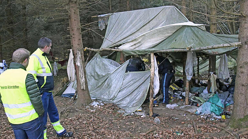 Die Bilder vom Feuerwehreinsatz am Freitag. Der Mann lebte in einer provisorischen Unterkunft in einem Waldstück bei Vaterstetten.