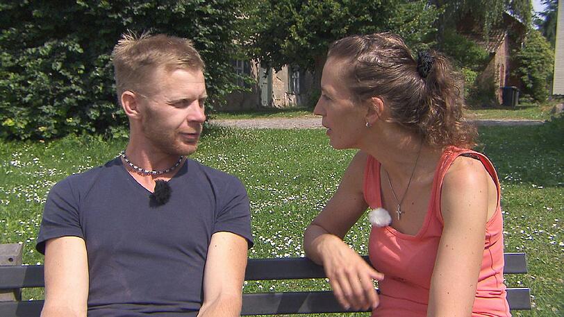 In der Uckermark ist die zweifache Mama Sylvia auf dem Hof des bodenständigen Kuhbauern Brian zu Besuch.