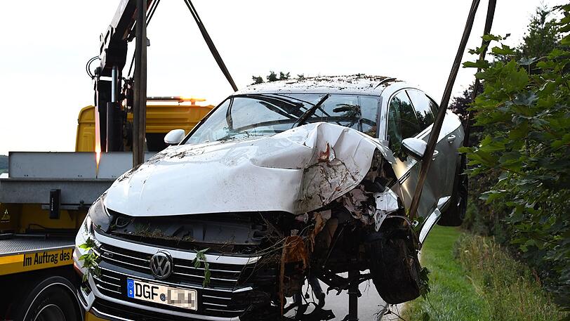 Der 21-Jährige schläft am Steuer seines Autos ein und kracht dann gegen einen Baum.