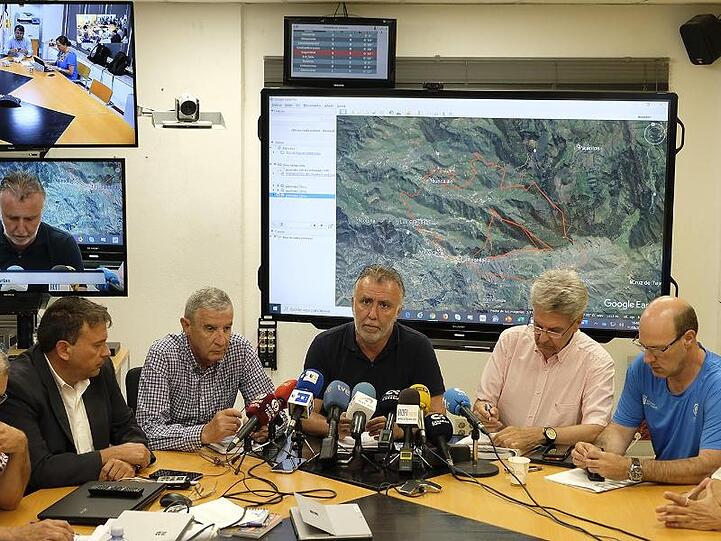 Angel Victor Torres (M), Präsident der Kanarischen Insel, informiert über den schweren Waldbrand.