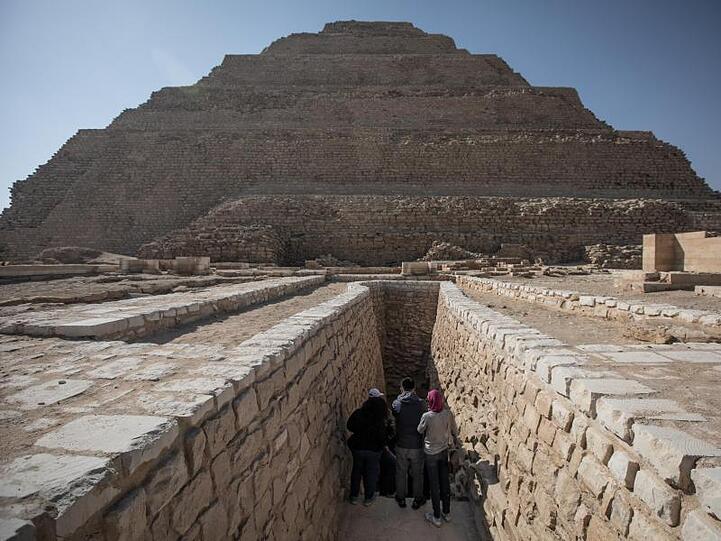 Menschen betreten die Djoser-Pyramide in Sakkara außerhalb von Kairo.