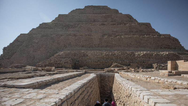 Menschen betreten die Djoser-Pyramide in Sakkara außerhalb von Kairo. Menschen betreten die Djoser-Pyramide in Sakkara außerhalb von Kairo.