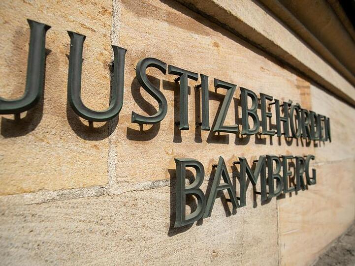 "Justizbehörden Bamberg" steht an der Außenfassade am Landgericht Bamberg. Foto: Daniel Karmann/dpa