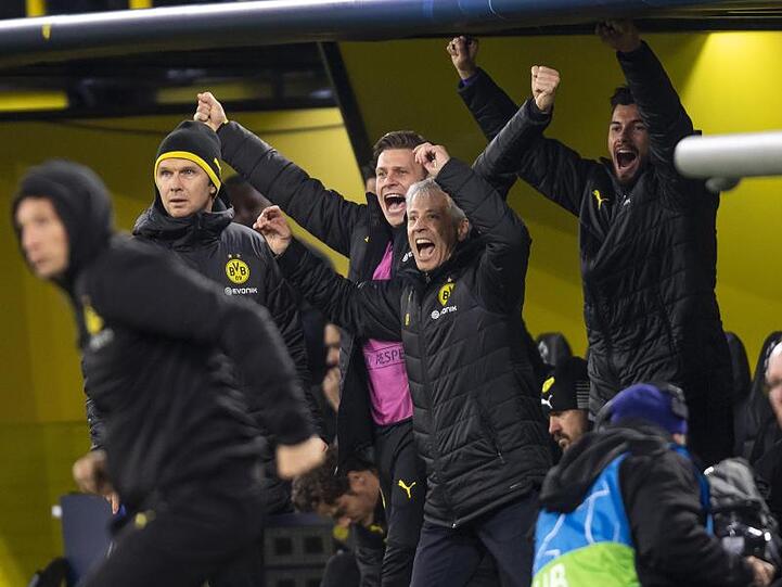 Dortmunds Trainer Lucien Favre jubelt nach dem Tor zum 2:2-Ausgleich.