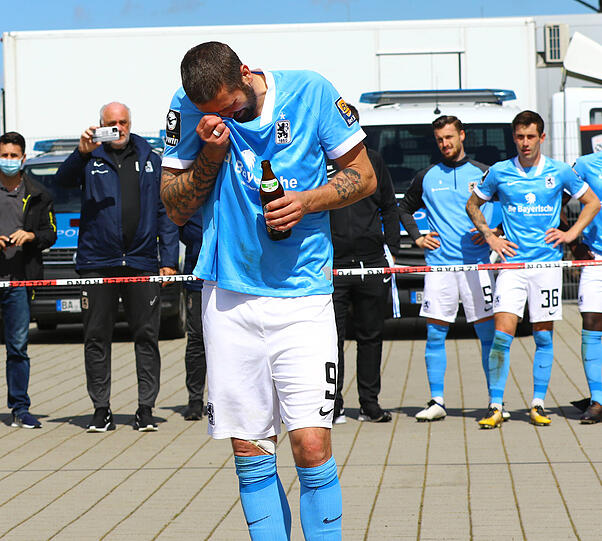 Eineinhalb Jahre später verpassen die Löwen erst am letzten Spieltag die Aufstiegs-Relegation. Mölders spielte wohl die Saison seines Lebens: Mit 22 Toren in 33 Spielen schoss er sich nicht nur zum ältesten Profi-Torschützenkönig in der Geschichte des deutschen Fußballs, sondern wurde außerdem von den Kollegen noch zum Spieler der Saison gewählt. Den Schmerz über den verpassten Aufstieg kann dies allerdings nicht lindern.