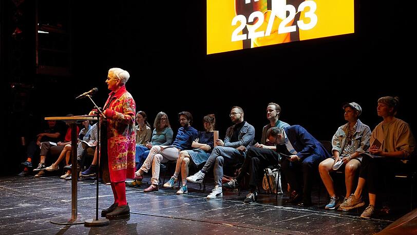 Barbara Mundel, die Intendantin der Kammerspiele, präsentiert das Programm vor Mitgliedern des Ensembles.