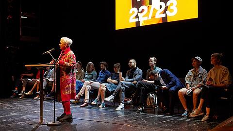 Barbara Mundel, die Intendantin der Kammerspiele, präsentiert das Programm vor Mitgliedern des Ensembles.
