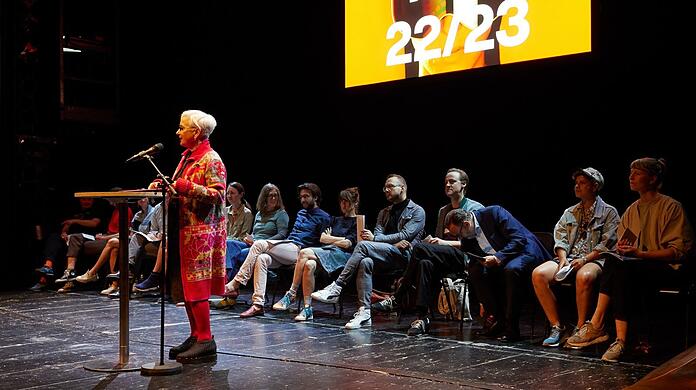 Barbara Mundel, die Intendantin der Kammerspiele, präsentiert das Programm vor Mitgliedern des Ensembles.