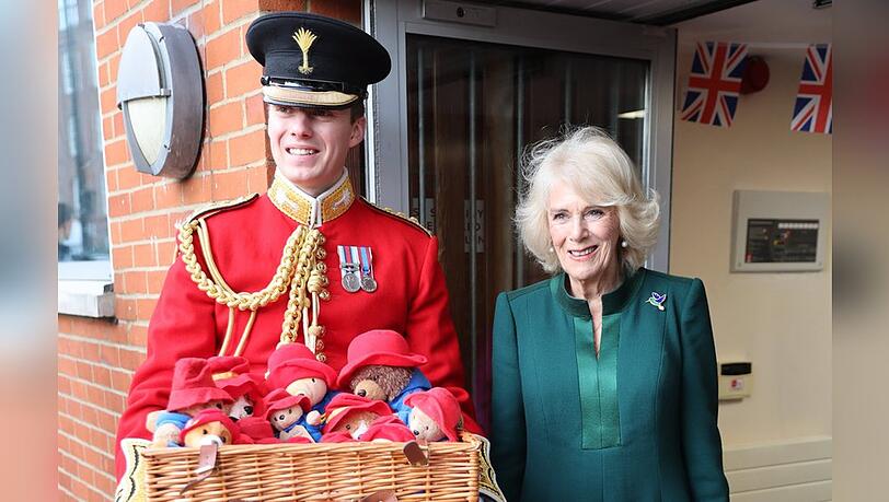Königsgemahlin Camilla hat einige Paddington-Bären verschenkt.