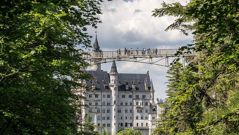 Blick auf Neuschwanstein mit der Marienbrücke.