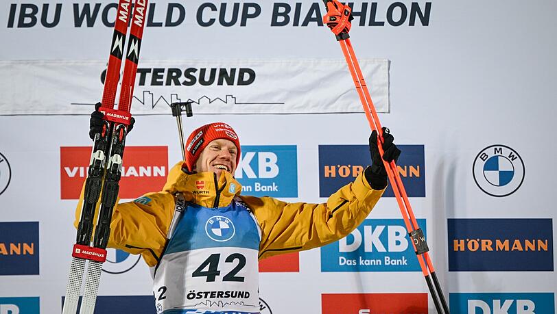 Roman Rees feiert seinen Sieg in Östersund.