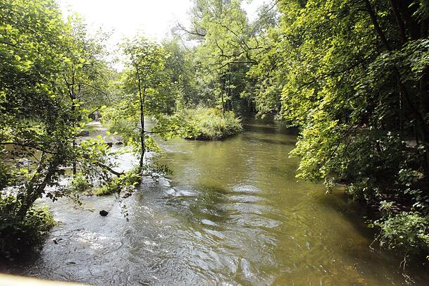 Die Würm: Sie fließt aus dem Starnberger See heraus, durchquert den Münchner Westen und fließt bei Dachau in die Amper (und später in die Isar). Hier ist ein Stück des Erholungsgebiets Würm-Aue in Obermenzing zu sehen. Die Würm: Sie fließt aus dem Starnberger See heraus, durchquert den Münchner Westen und fließt bei Dachau in die Amper (und später in die Isar). Hier ist ein Stück des Erholungsgebiets Würm-Aue in Obermenzing zu sehen.