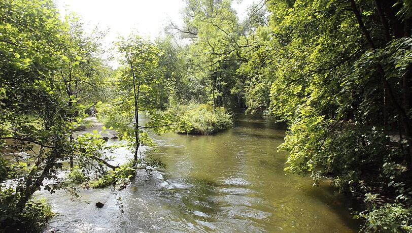 Die Würm: Sie fließt aus dem Starnberger See heraus, durchquert den Münchner Westen und fließt bei Dachau in die Amper (und später in die Isar). Hier ist ein Stück des Erholungsgebiets Würm-Aue in Obermenzing zu sehen. Die Würm: Sie fließt aus dem Starnberger See heraus, durchquert den Münchner Westen und fließt bei Dachau in die Amper (und später in die Isar). Hier ist ein Stück des Erholungsgebiets Würm-Aue in Obermenzing zu sehen.